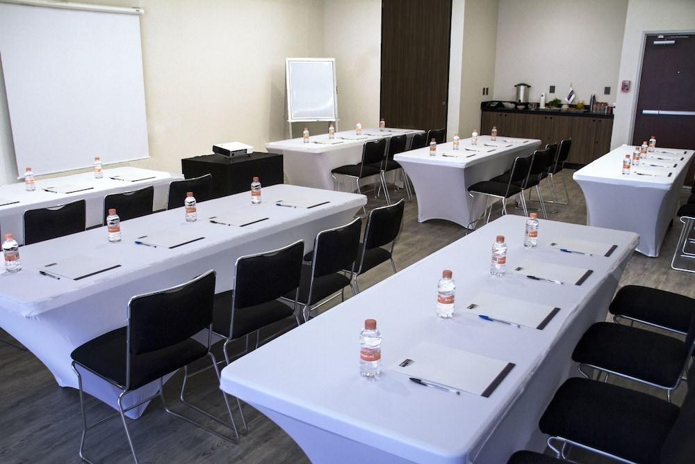 City Express Plus By Marriott Monterrey Galerias Bagian luar foto